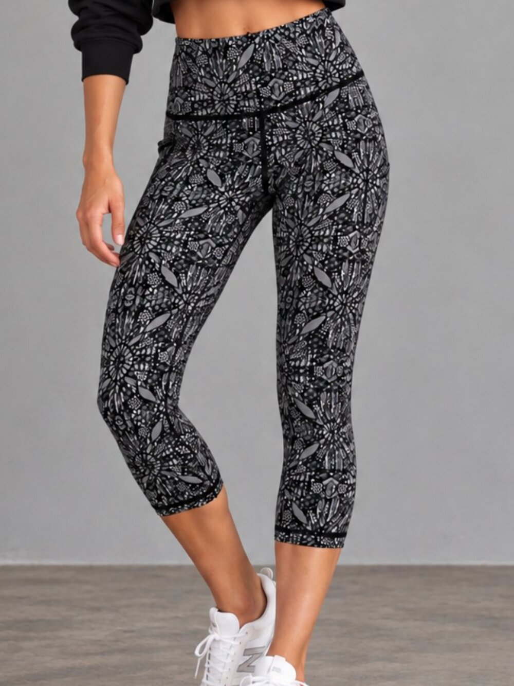 VICTORIAS SECRET VSX Knockout Crop Leggings Black Geometric Pattern Sport M NWOT